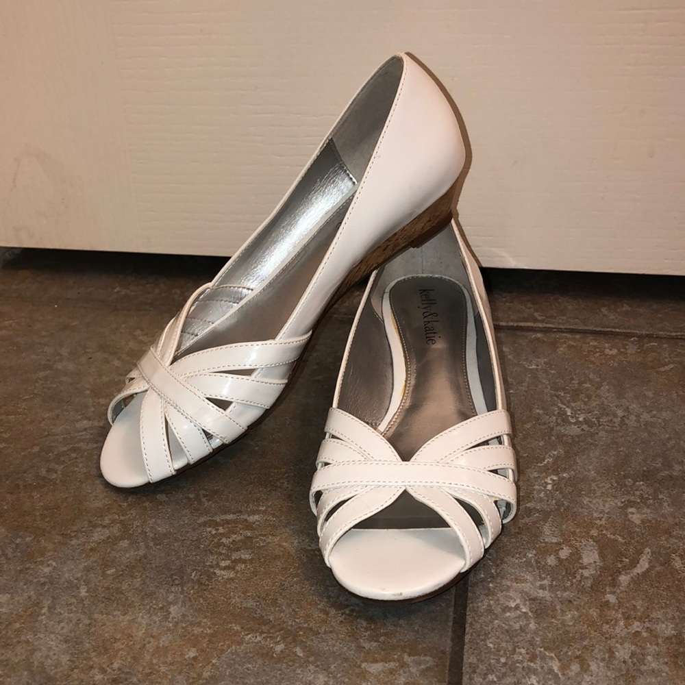 Flat white wedges